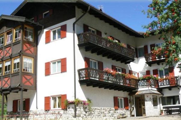 Hotel Garni Tyrolia Campitello di Fassa Exterior foto