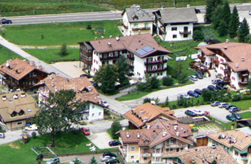 Hotel Garni Tyrolia Campitello di Fassa Exterior foto