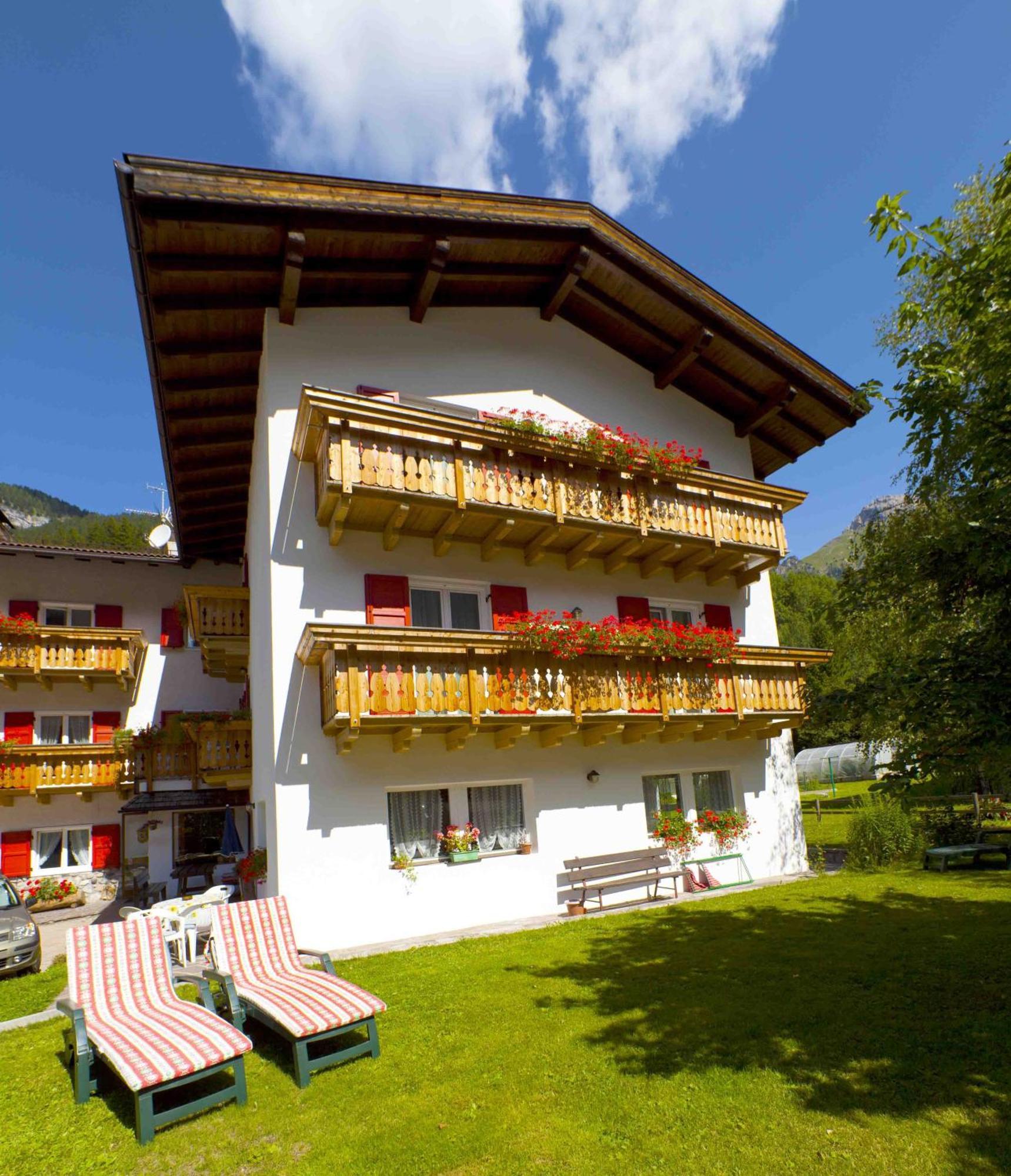 Hotel Garni Tyrolia Campitello di Fassa Exterior foto