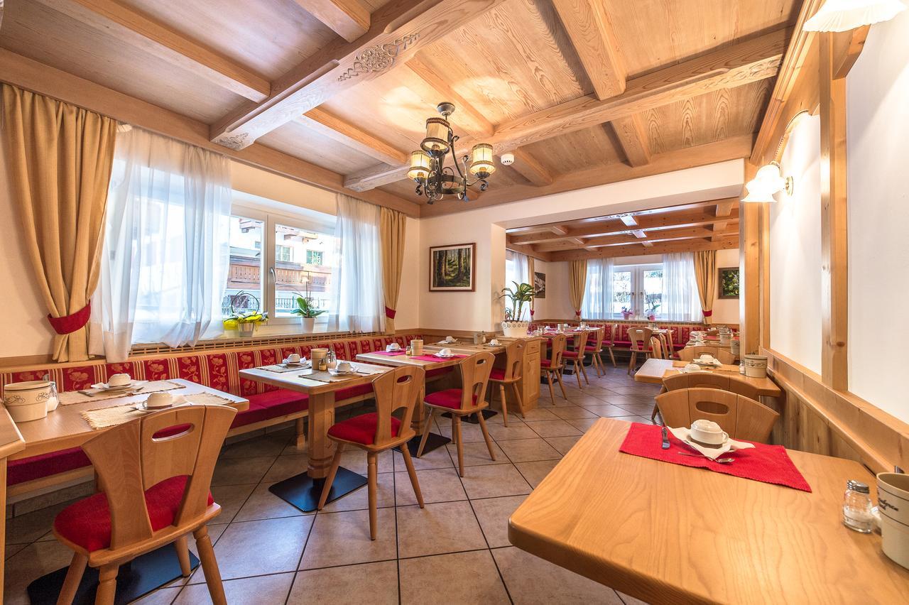 Hotel Garni Tyrolia Campitello di Fassa Exterior foto