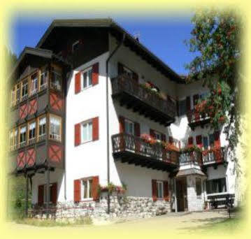 Hotel Garni Tyrolia Campitello di Fassa Exterior foto
